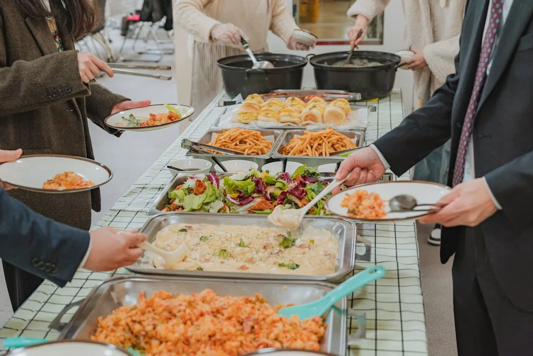 华中地区大型食堂后厨设备升级：保温餐台与餐车的科学配置要点正文配图 2